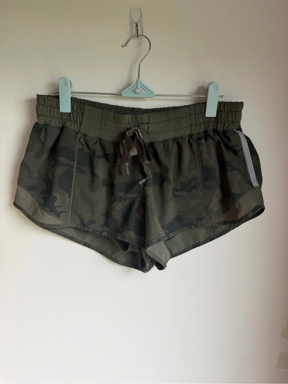 lululemon Heritage Green Camo SET Flow-Y Sports Bra & Hotty Hot Shorts - Picture 5 of 8